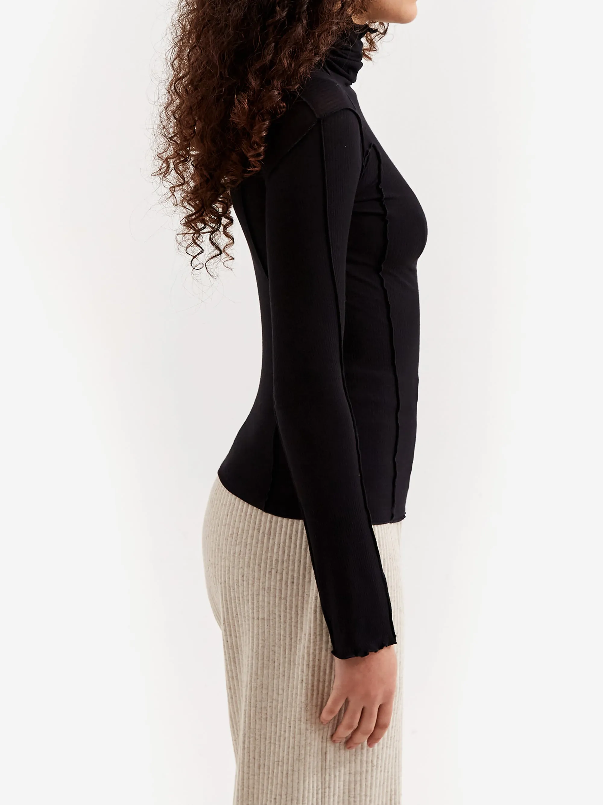 Baserange Omato Turtle Neck - Black